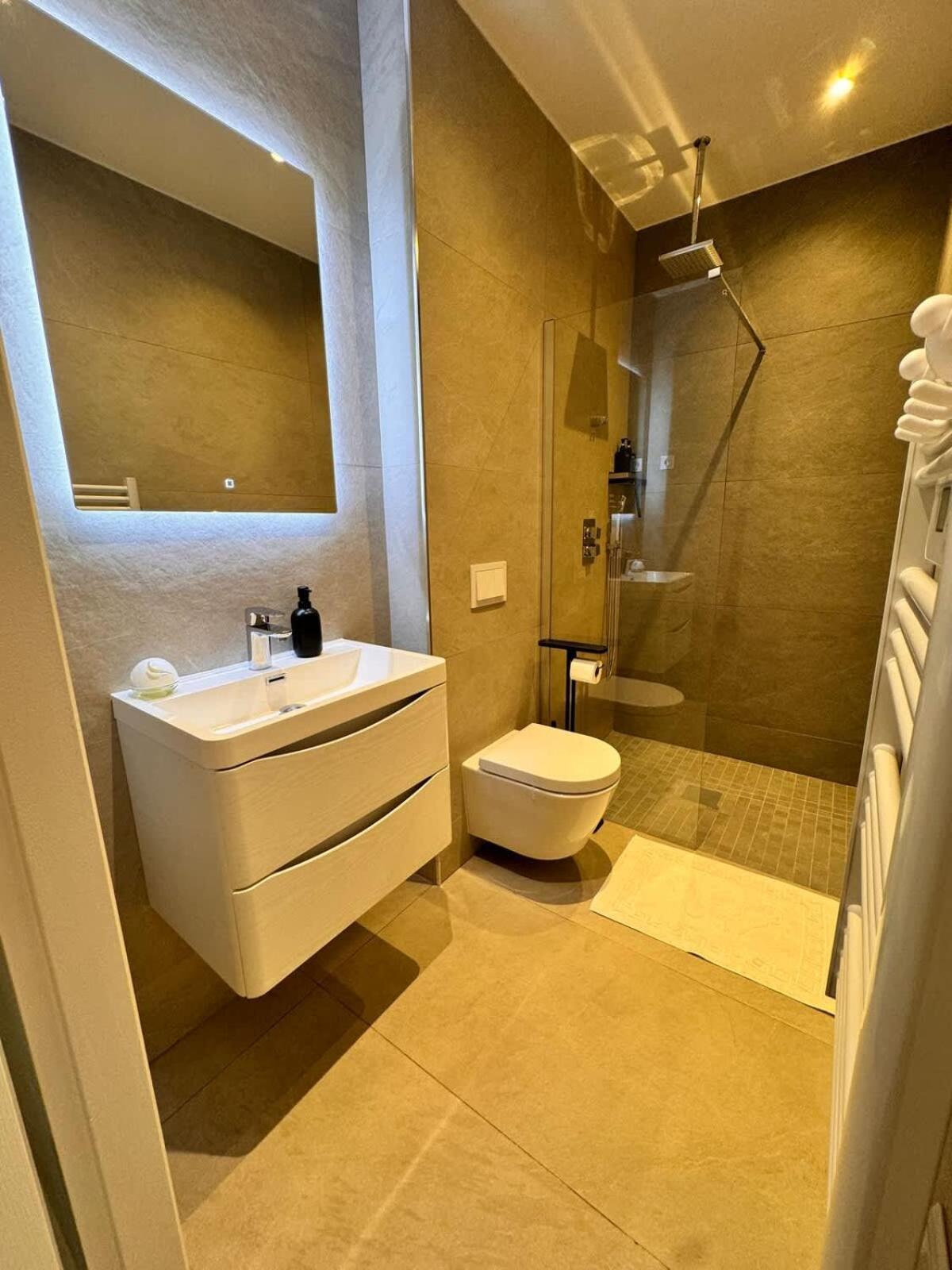 Luxury With Private Terrace In Hébergement de vacances *